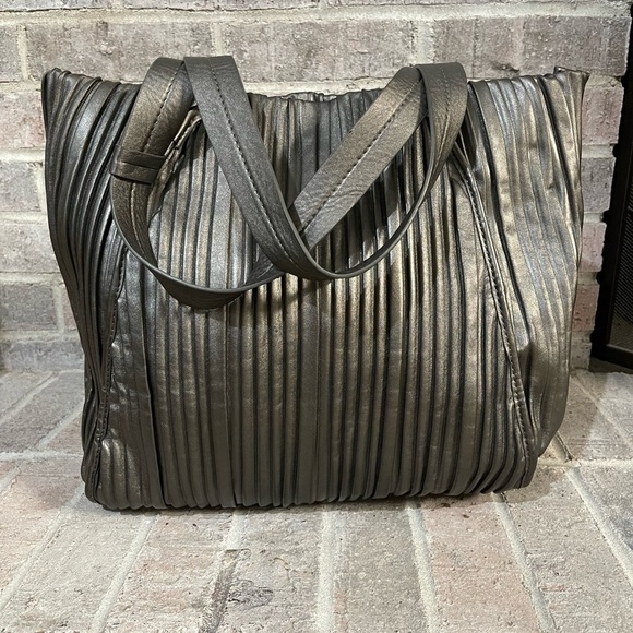 Calvin Klein - Picture 3 of 14